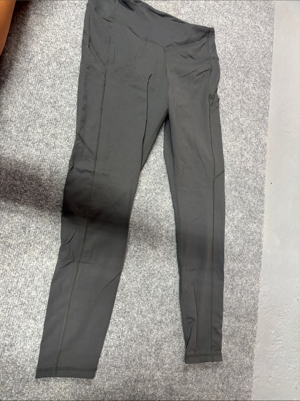 High-Rise Black Performance Leggings with Side Pocket